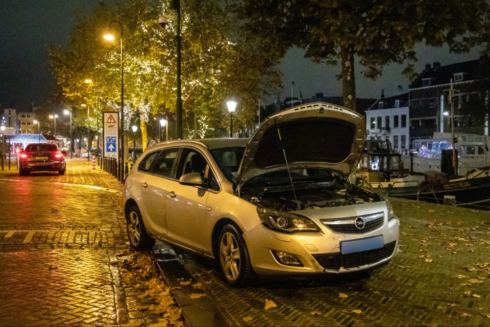 Rook uit motorkap van taxi in Vlaardingen