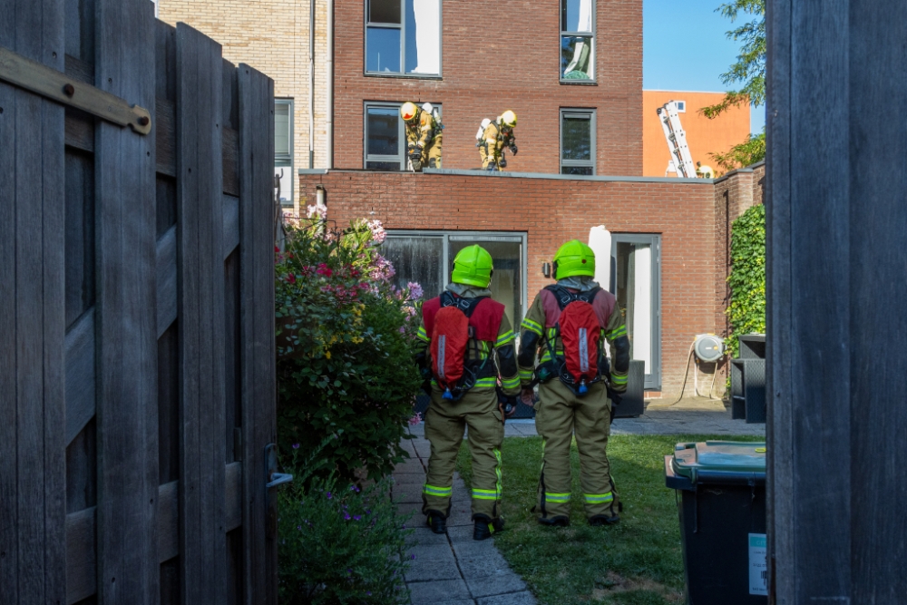 Buren verdelgen onkruid en veroorzaken zo vermoedelijk brand in aanbouw