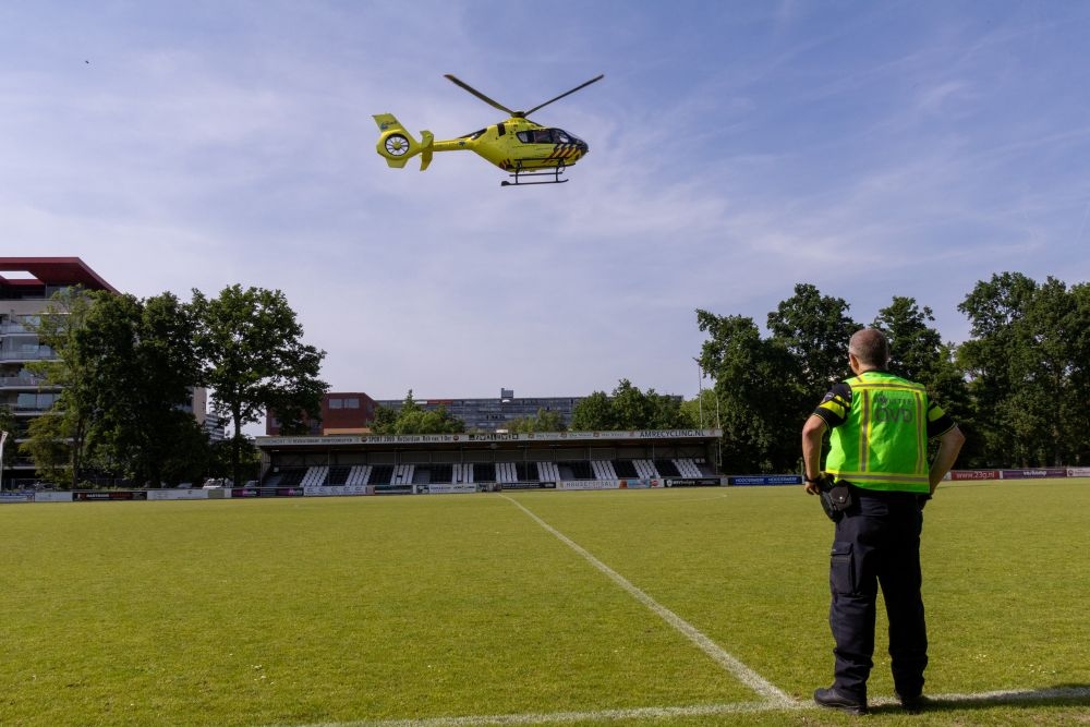 Bijzonder: traumahelikopter landt op middenstip Vlaardingse voetbalvereniging