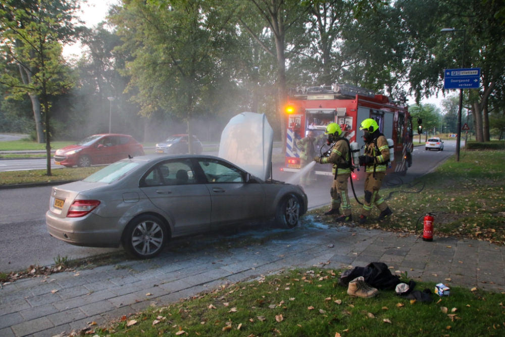 Politie en brandweer op zoek naar brandende auto