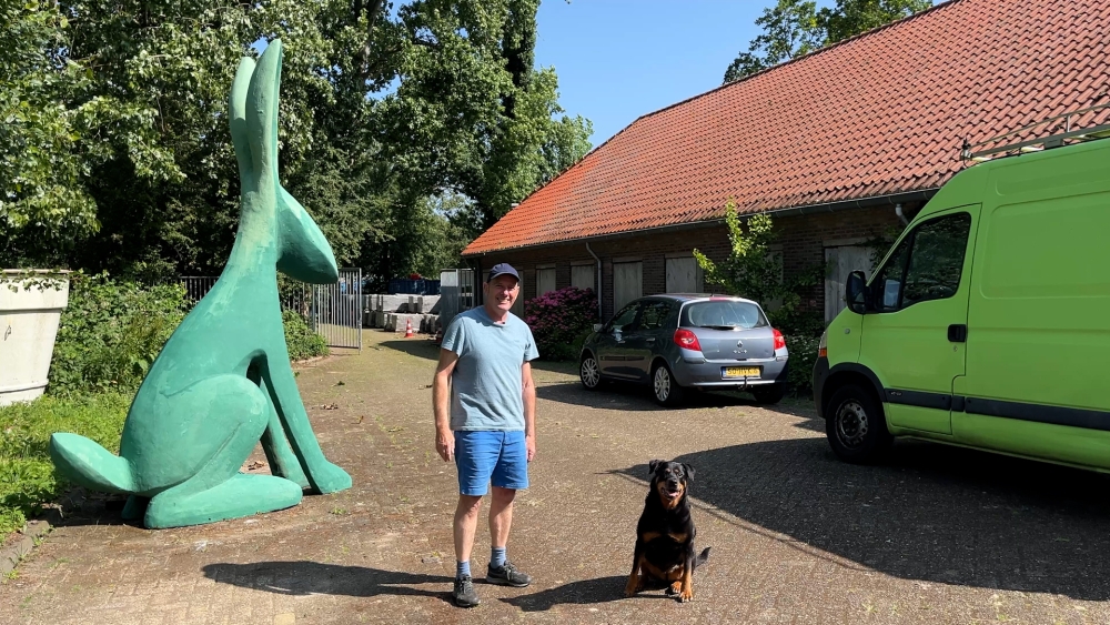 Atelier van Albert (70) is beoogde azc-locatie: ‘Waar ga ik naartoe?’