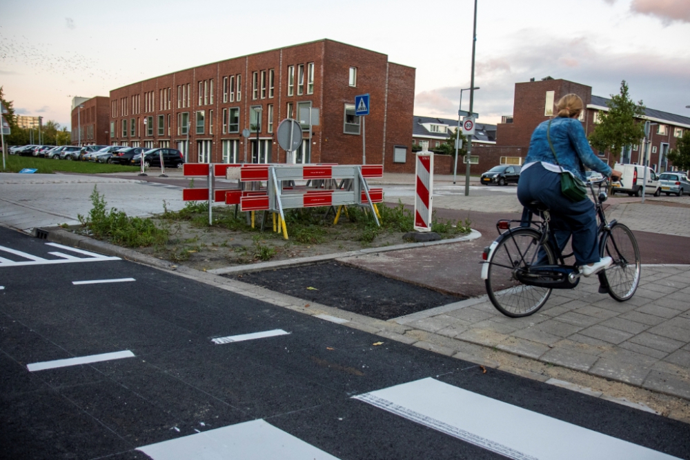 Wegwerkers vergeten een stukje asfalt: weer gevaarlijke situatie voor fietsers op dezelfde plek