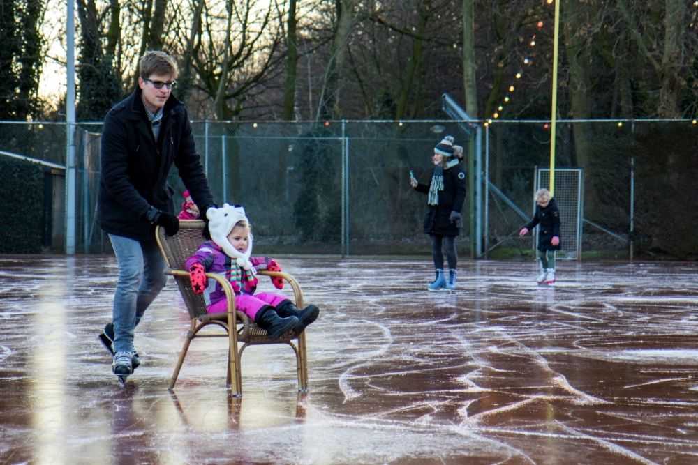 Eerste schaatspret in Schiedam bij het tennispark