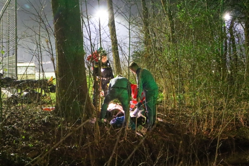 De gewonde jongen wordt op 10 maart behandeld door de hulpdiensten