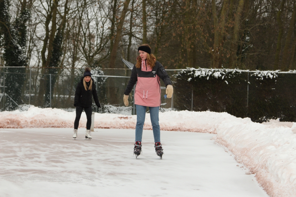 Eerste schaatsers op natuurijs in Schiedam