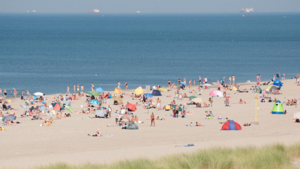 Strand Hoek van Holland vol