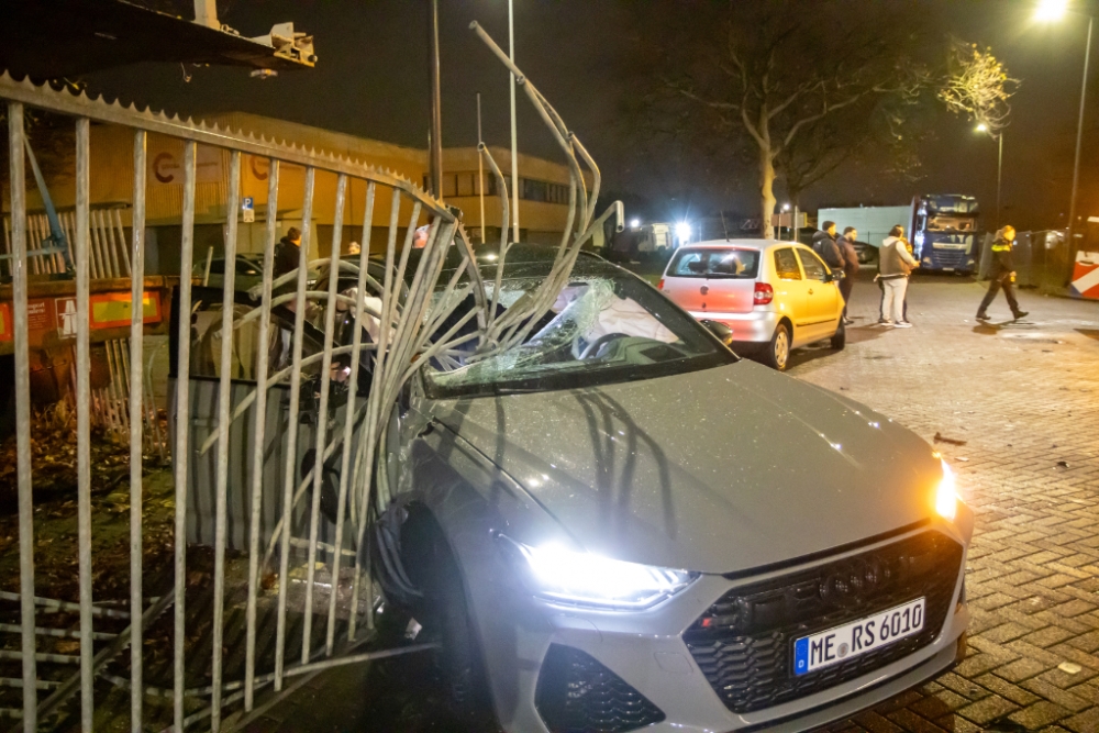 Ravage na aanrijding: hekwerk doorboort autoruit