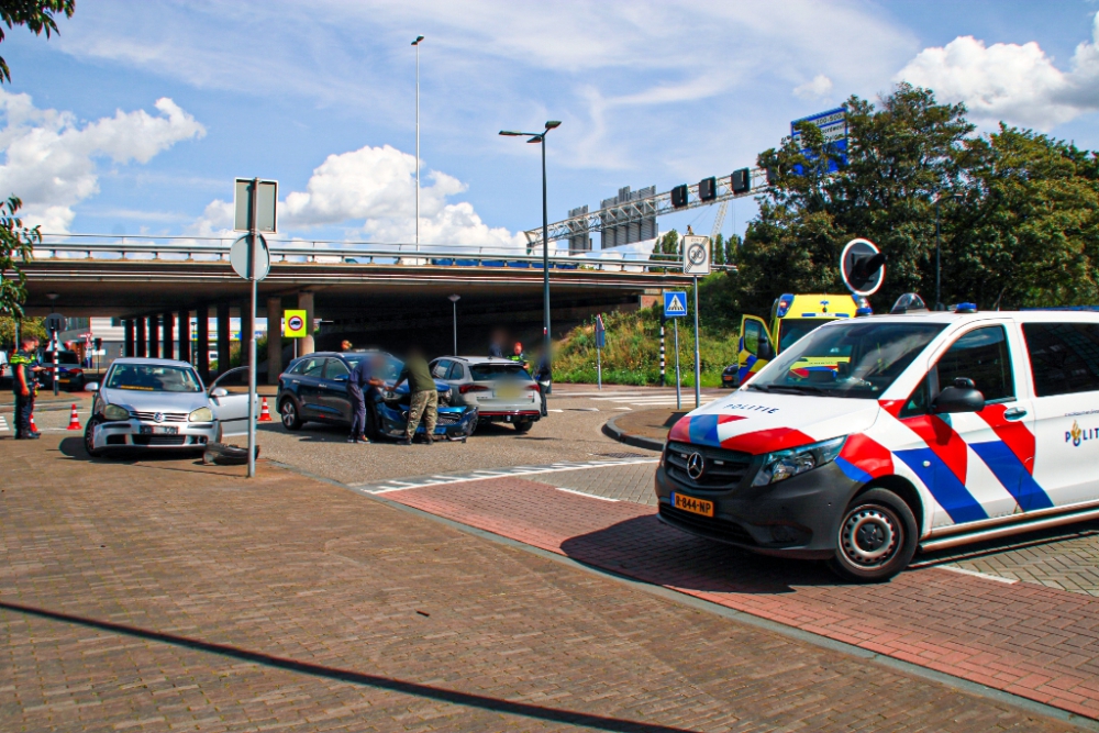 Flinke aanrijding tussen drie auto&#039;s bij de bios