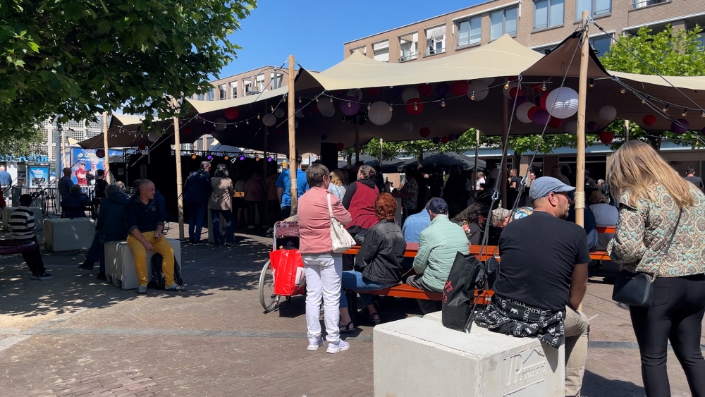 Jonge én oude Vlaardingers dansen erop los bij Winkelcentrum De Loper
