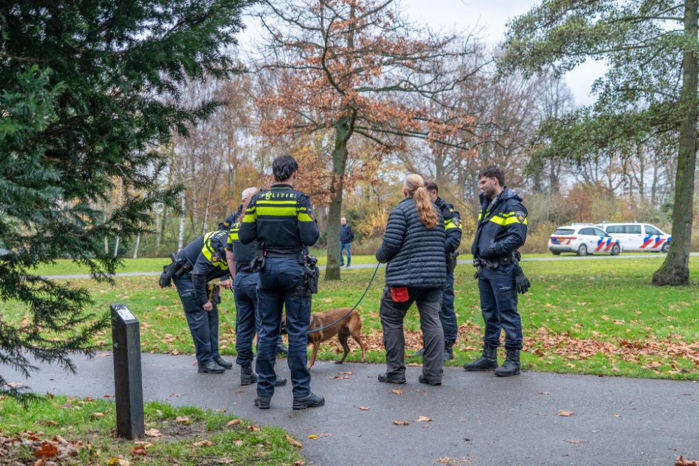 Speurhond zoekt naar vuurwapenin &#039;t Hof