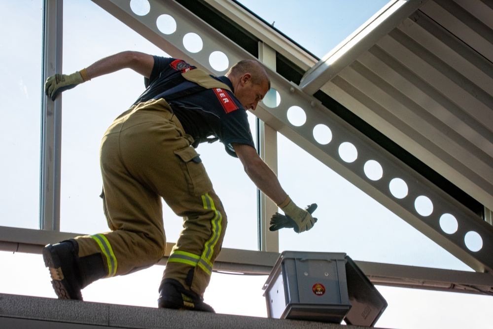 Brandweerman redt gewonde vogel uit winkelcentrum
