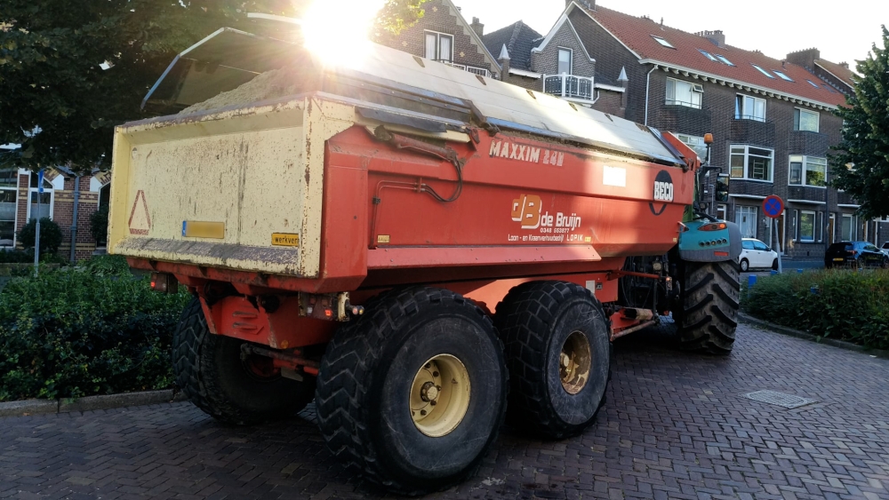 Scheuren in plafonds en muren Binnensingel door langsrijdend bouwverkeer