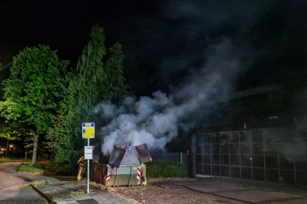 Bouwcontainer vol papier vliegt in brand, blussen gaf nog extra rookontwikkeling