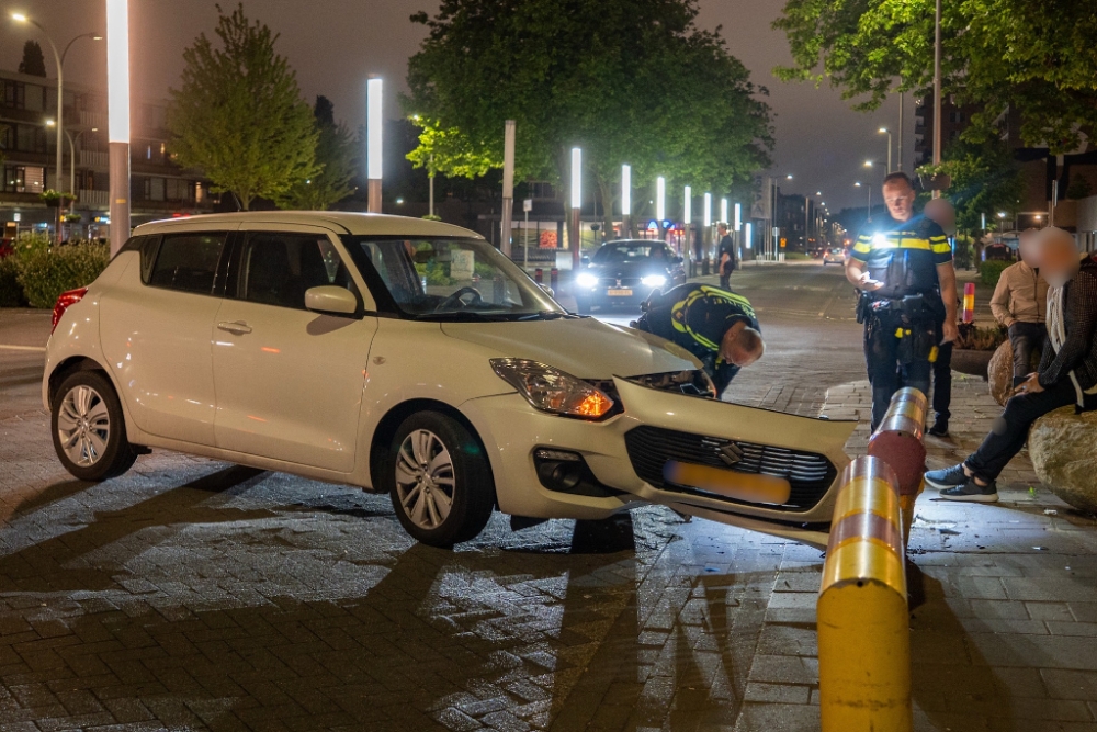 Dronken bestuurder botst tegen hek