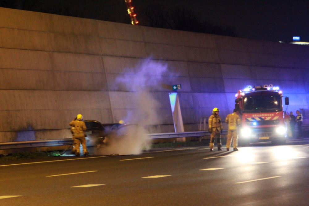 Auto in brand op de snelweg