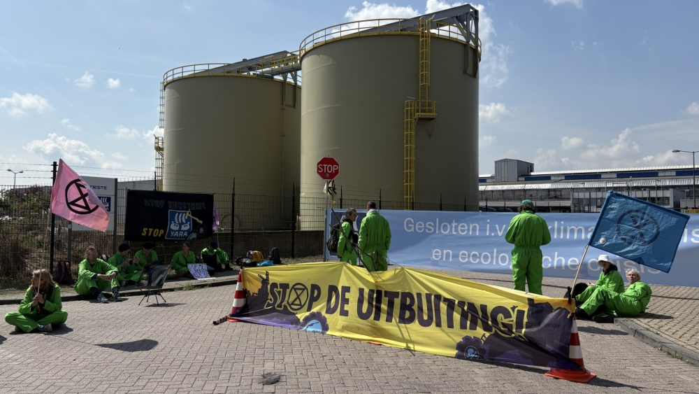 Extinction Rebellion demonstreert bij kunstmestproducent Yara in Vlaardingen