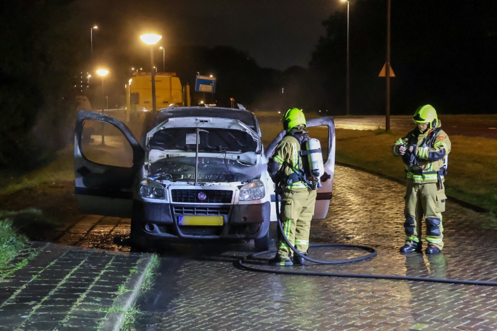 Auto brandt grotendeels uit in Vlaardingen