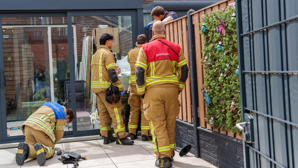 Brandweer redt kat die vastzit tussen twee aanbouwen