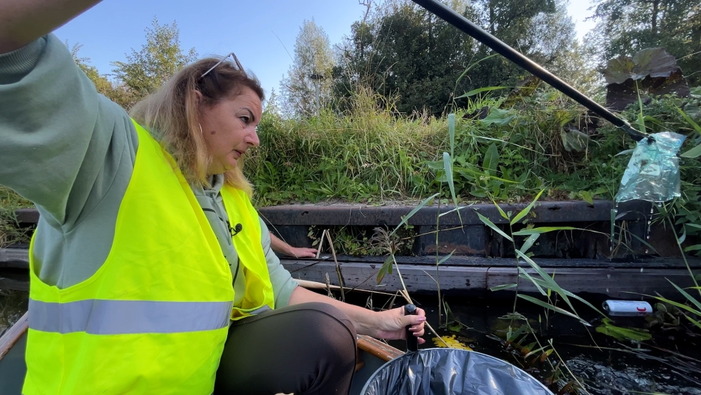 Afval uit Vaart gevist, wethouder Somers prikt vanuit kano zelf mee