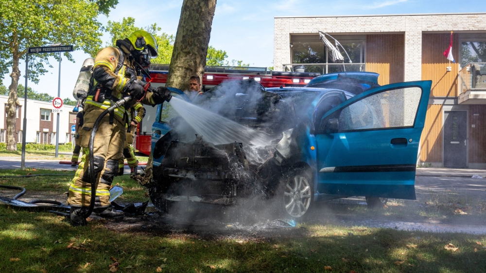 Auto vliegt in brand in Nieuwland, vermoedelijk tijdens het rijden