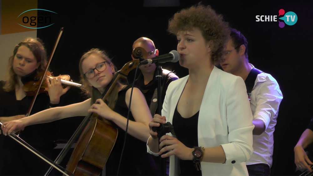 Live optreden Chris Vansen met het nummer Don't You Wake Up Yet