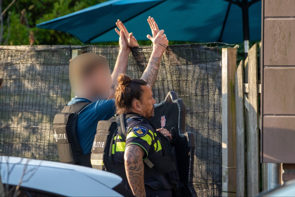 Hulpdiensten houden verwarde man aan in Vlaardingen