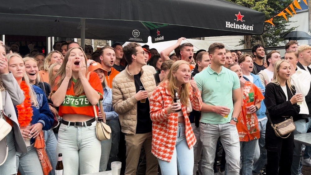 Oranje, rosé en afgekeurde goal bij hysterisch Vlaardings café