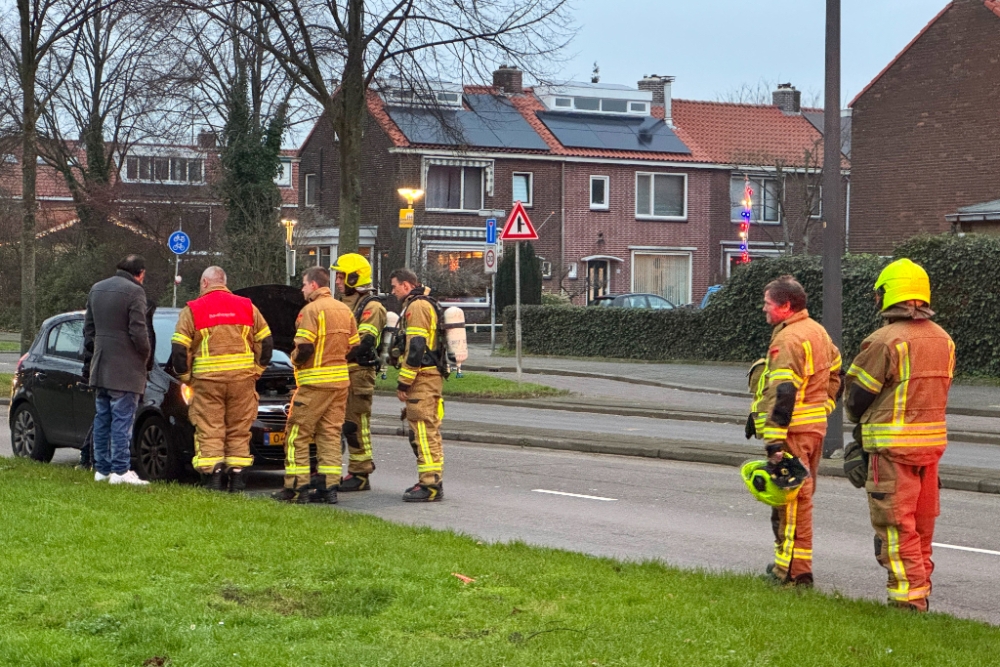 Gemelde autobrand niet gevonden bij auto midden op de weg