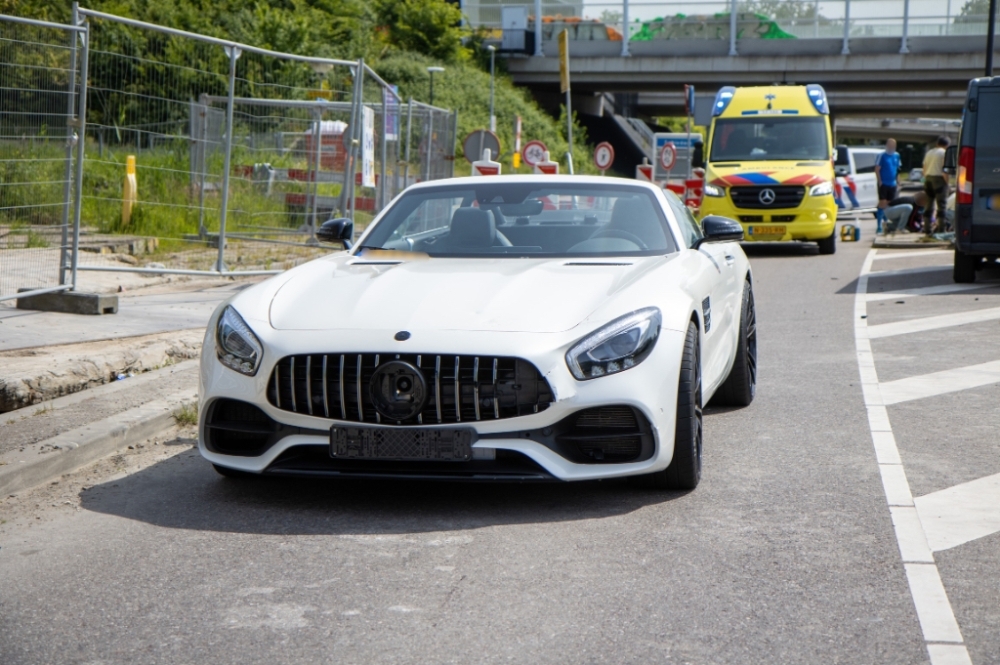De witte Mercedes-AMG waarmee de oudere man is aangereden