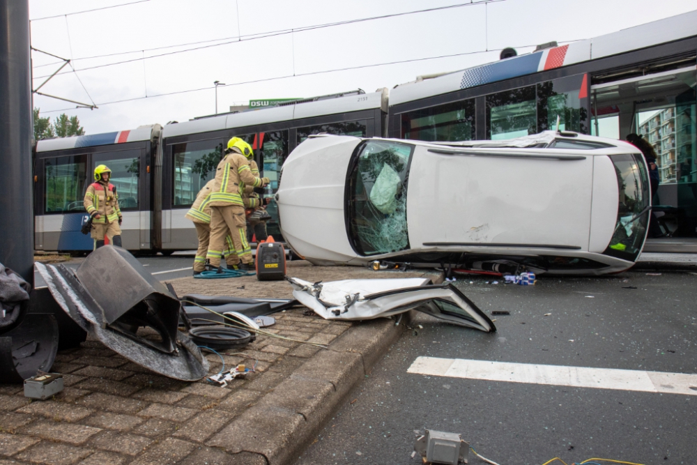 Zwaar ongeval op &#039;s- Gravelandseweg: tram ontspoort en auto valt op z&#039;n kant