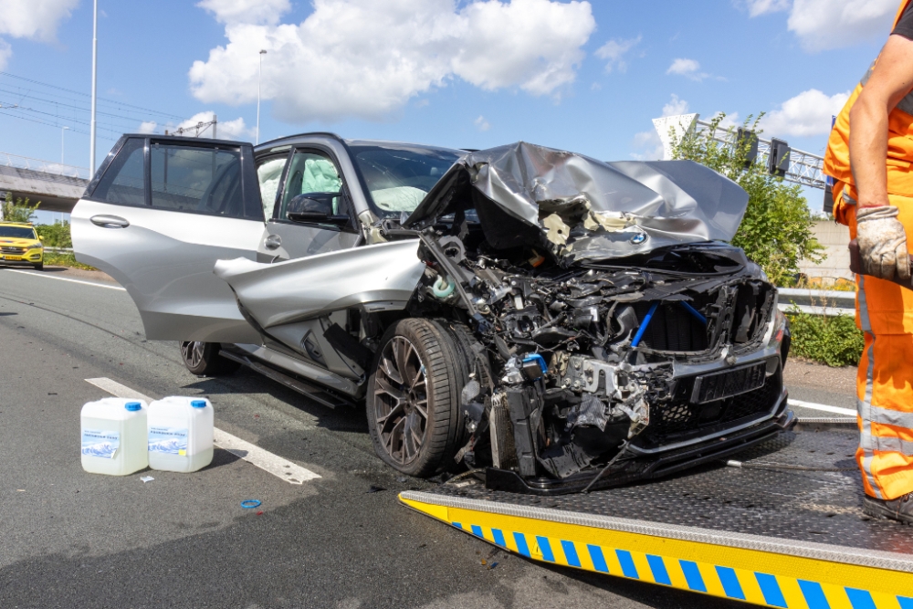Flinke schade na aanrijding A4, tunnelbuis dicht