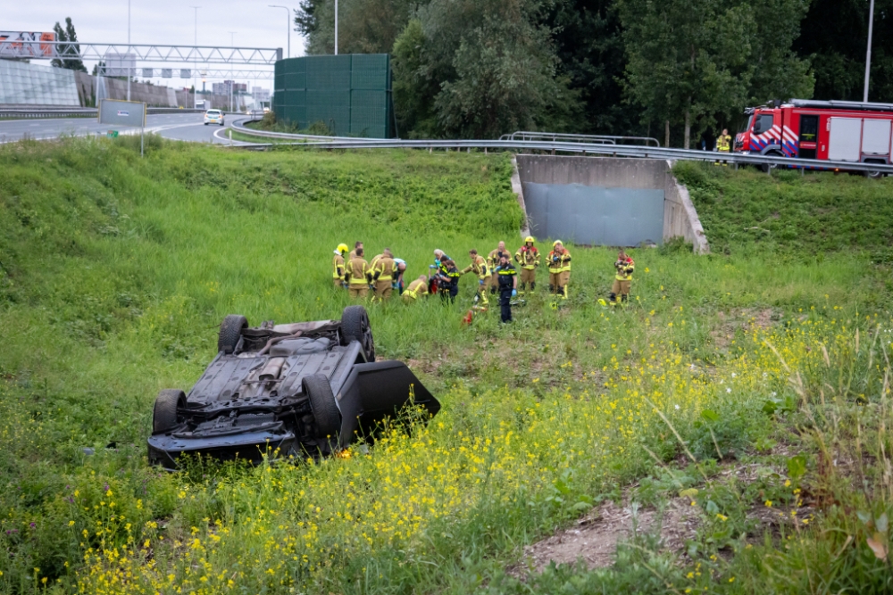 Auto schiet van de snelweg af, bestuurder overleden