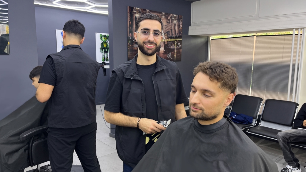Mehmet (21) geeft daklozen gratis knipbeurt: ‘Geeft een goed gevoel’