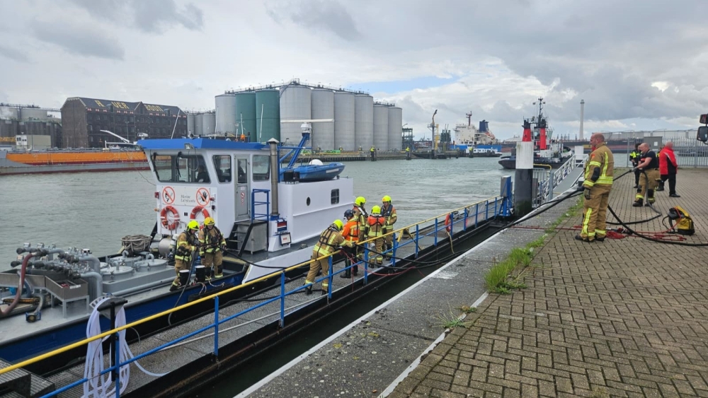 Rook op binnenvaartschip in Koningin Wilhelminahaven na olielekkage bij motor