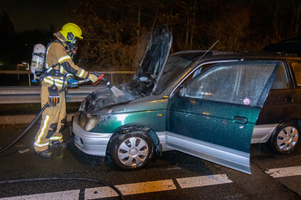 Twee rijstroken van snelweg afgesloten vanwege autobrand