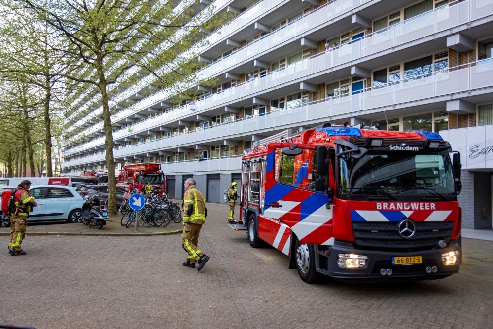 Broodje met brandweer op het Griegplein in Schiedam