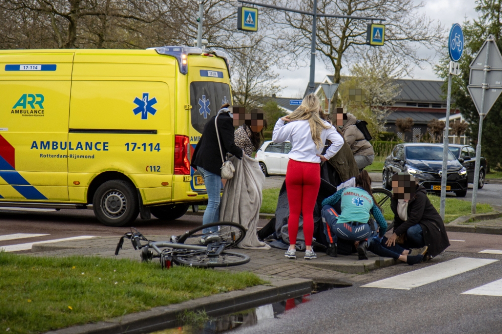 Fietser loopt ernstig hoofdletsel op bij aanrijding met auto