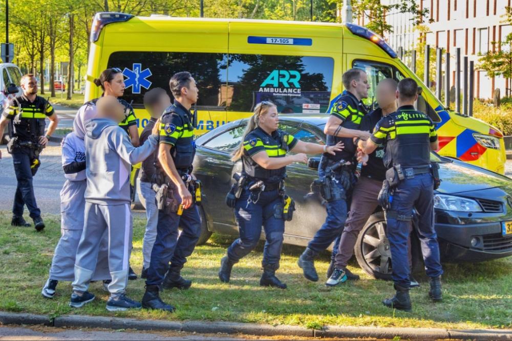 Moeder deelt klappen uit nadat haar kind wordt aangereden