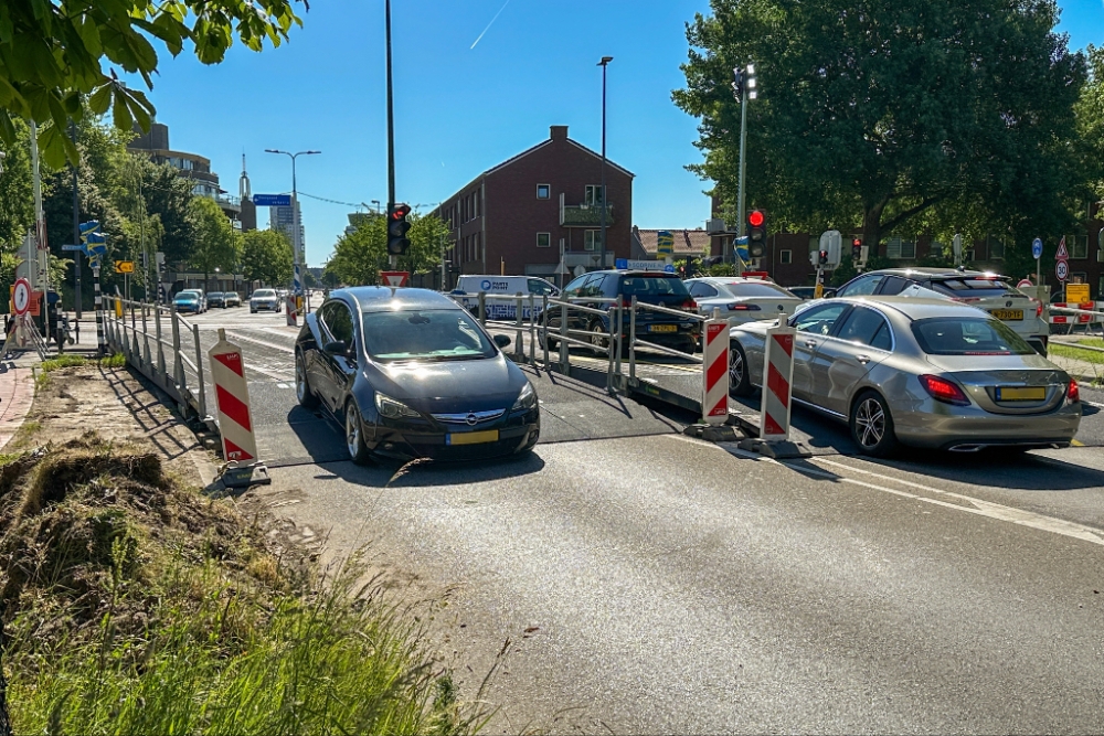 Brug over wegdek aangelegd in Westwijk, bussen moeten omrijden