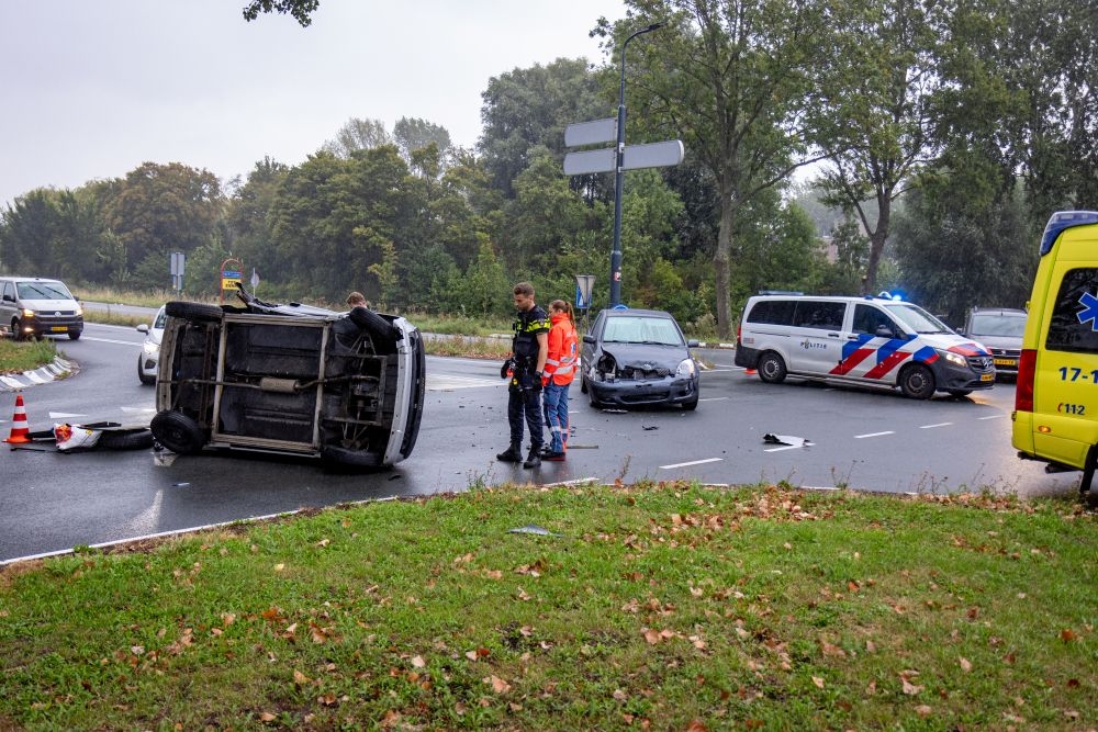 Microkar op z’n kant na botsing met auto op Hargalaan