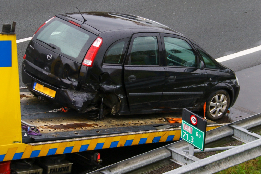 Wiel breekt af bij aanrijding op de A4