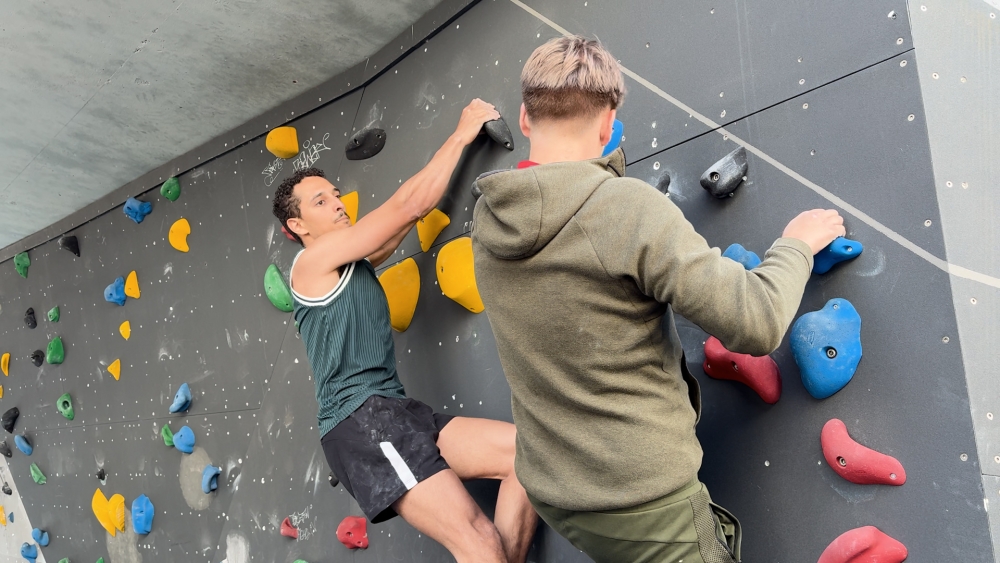 Populaire boulderwand in Schiedam in nieuw jasje na opknapbeurt: ‘Parcours elk jaar anders’