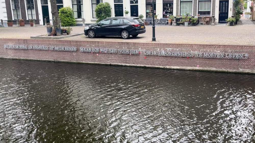 De roze hartjes aan het kunstwerk 'Nu Sta Ik Hier'