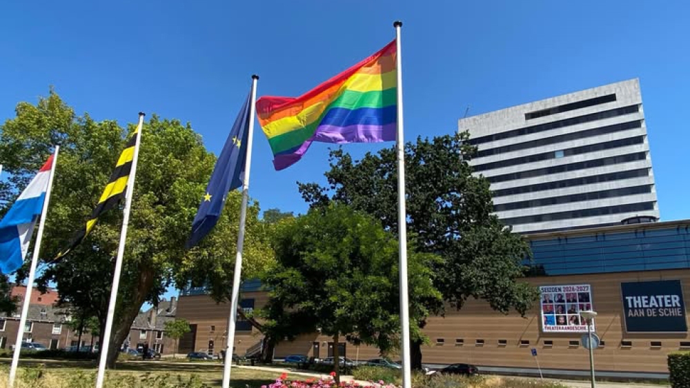 Gemeente Schiedam meldt vierde diefstal regenboogvlag: 'grens bereikt'