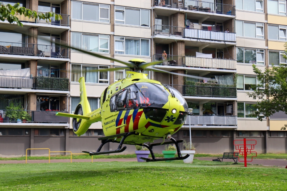 Traumahelikopter landt tussen de flats voor medische noodsituatie