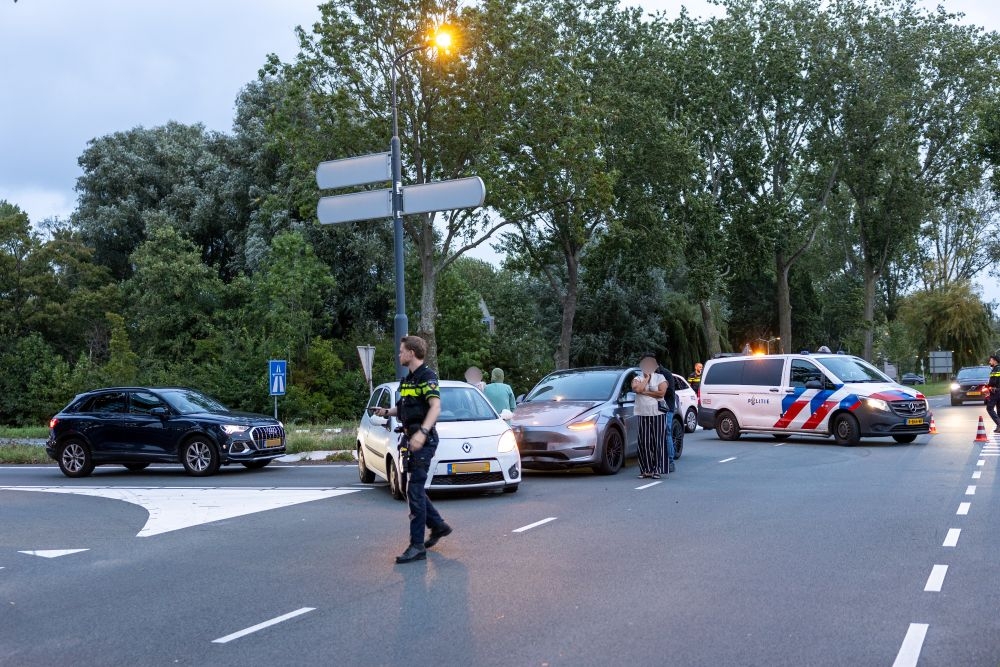 Vrouw naar ziekenhuis met nekklachten door aanrijding op Hargalaan