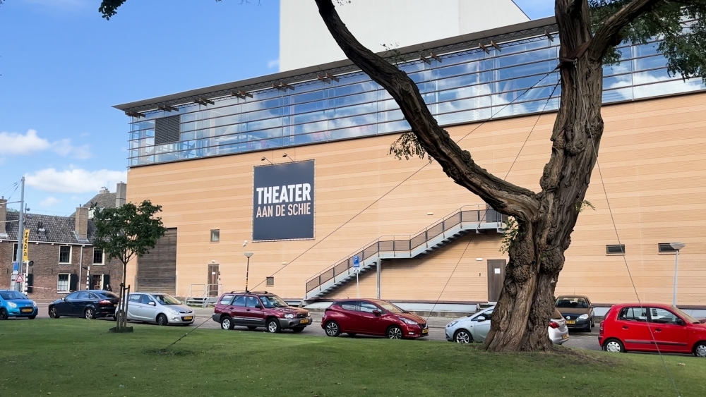 De plek waar de nieuwe ingang voor het theater moet komen.