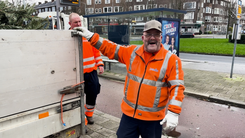 Bomenrijders Johan en Mischa maken Schiedam weer kerstboomvrij