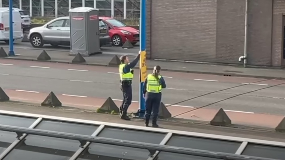 Handhavers halen campagneborden HEEL DE STAD weg: ‘Houden zich niet aan regels’