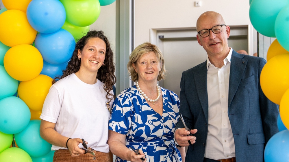 Van rechts naar links: Timoer Frelink (CEO Metrohm Applikon), wethouder Antoinette Laan en Angela, de jongste medewerker van Metrohm.